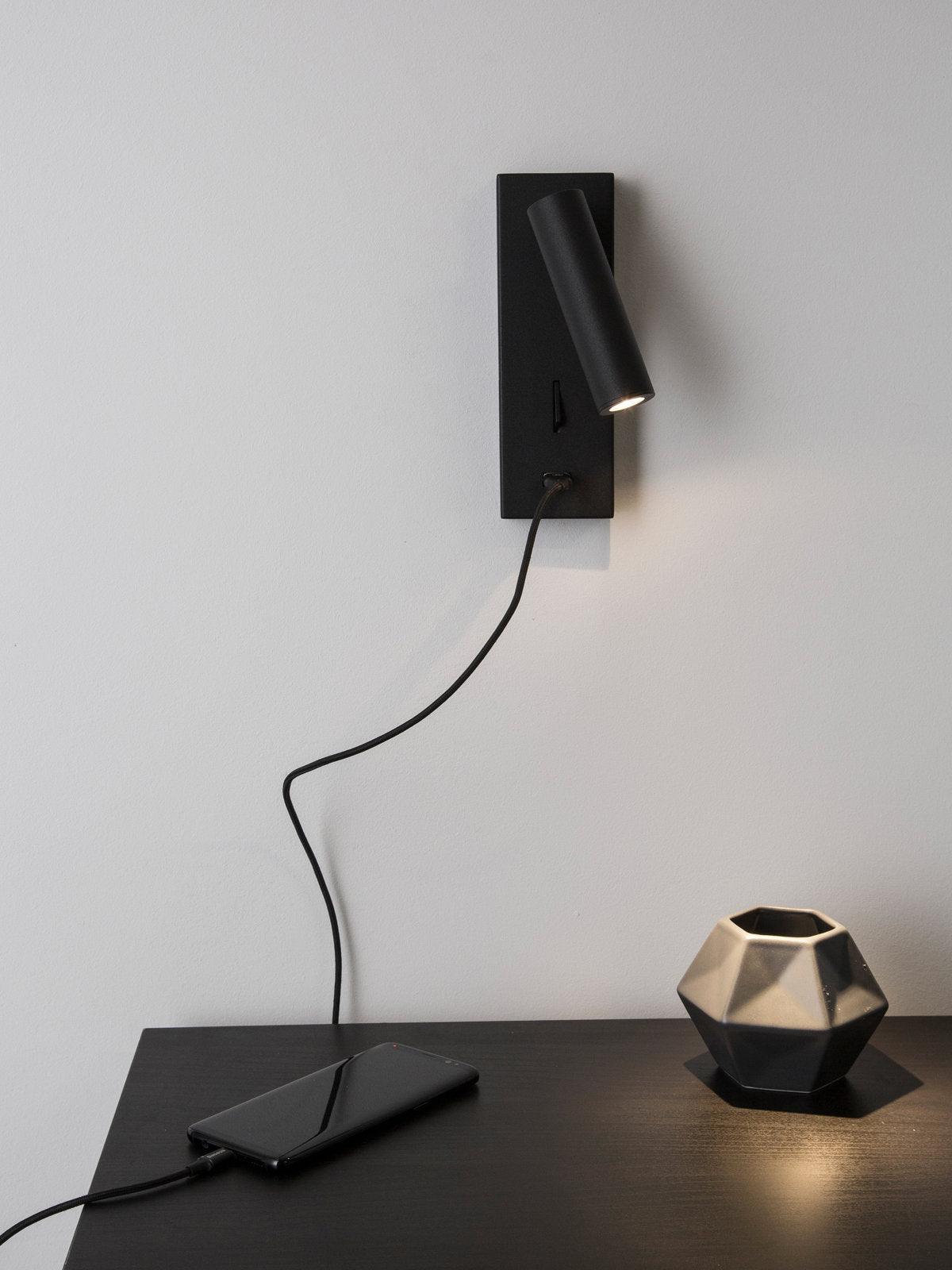 Sothis moderne minimalistische wandlamp in zwart met USB-aansluiting