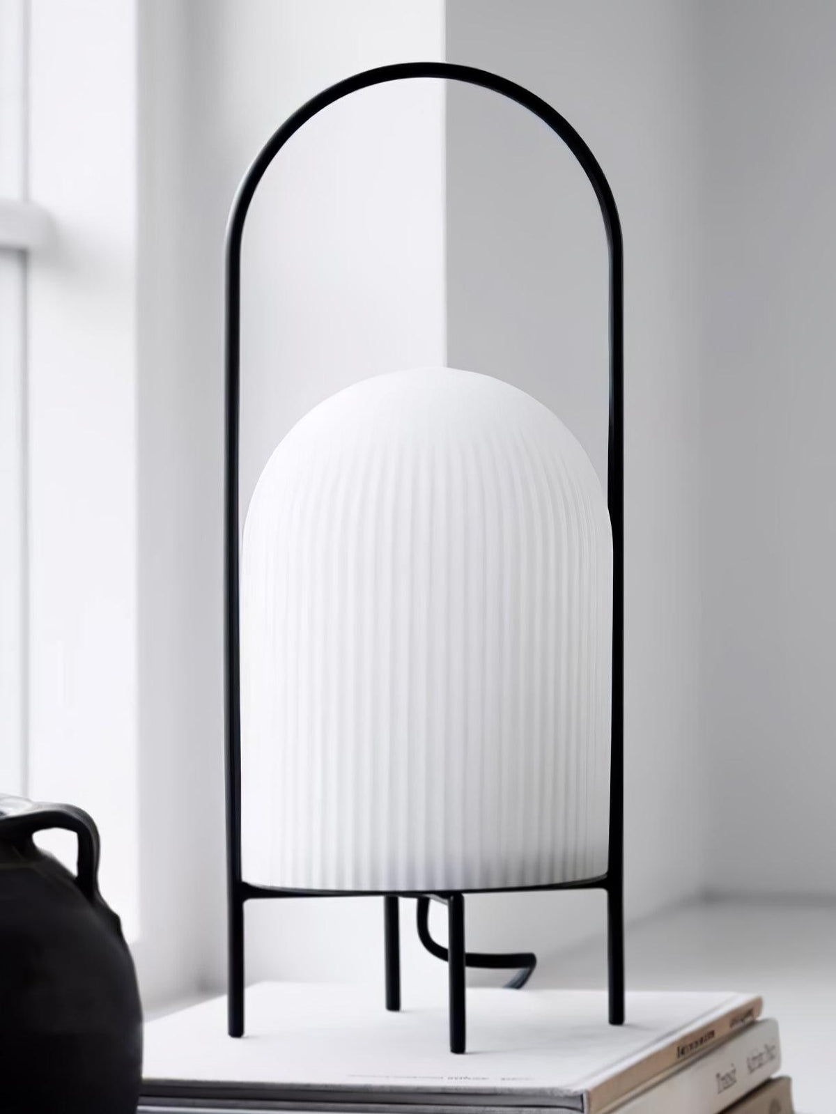 Firaie tafellamp van glas met minimalistisch ontwerp