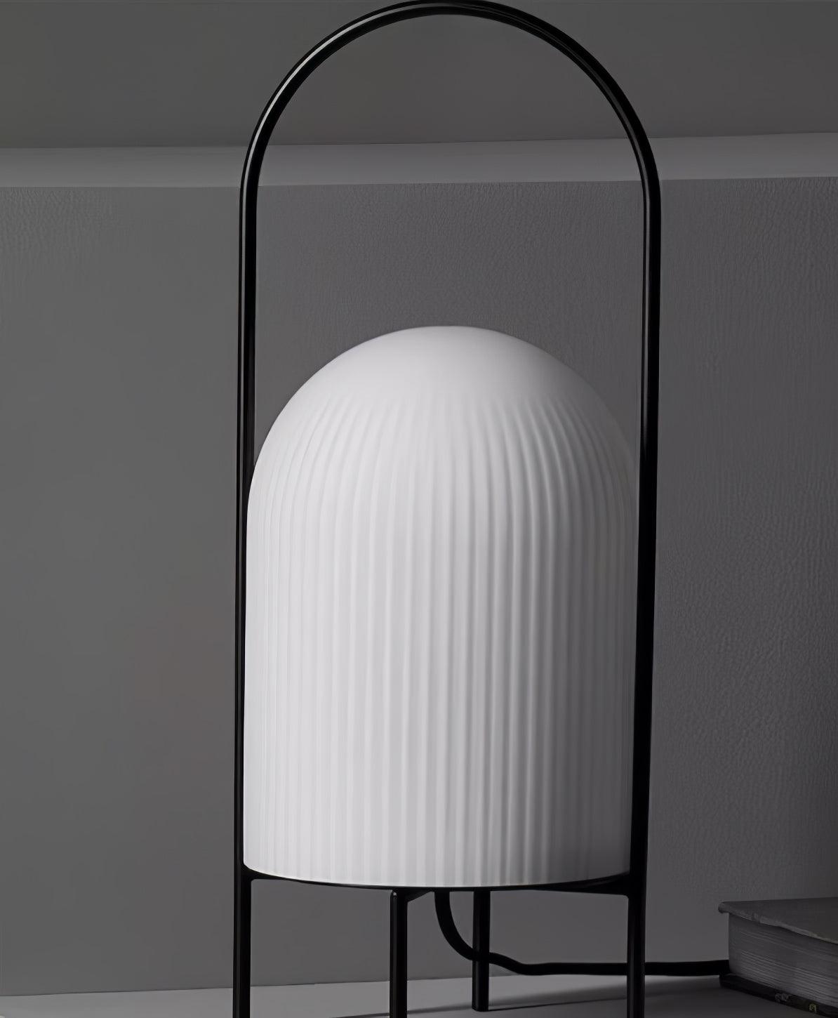 Firaie tafellamp van glas met minimalistisch ontwerp
