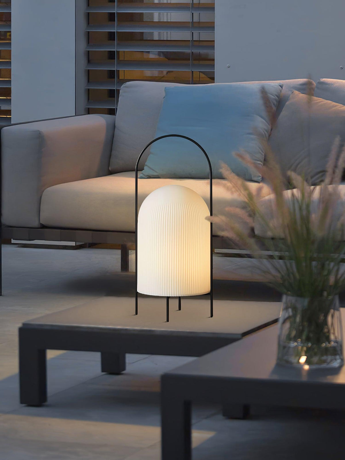 Firaie tafellamp van glas met minimalistisch ontwerp