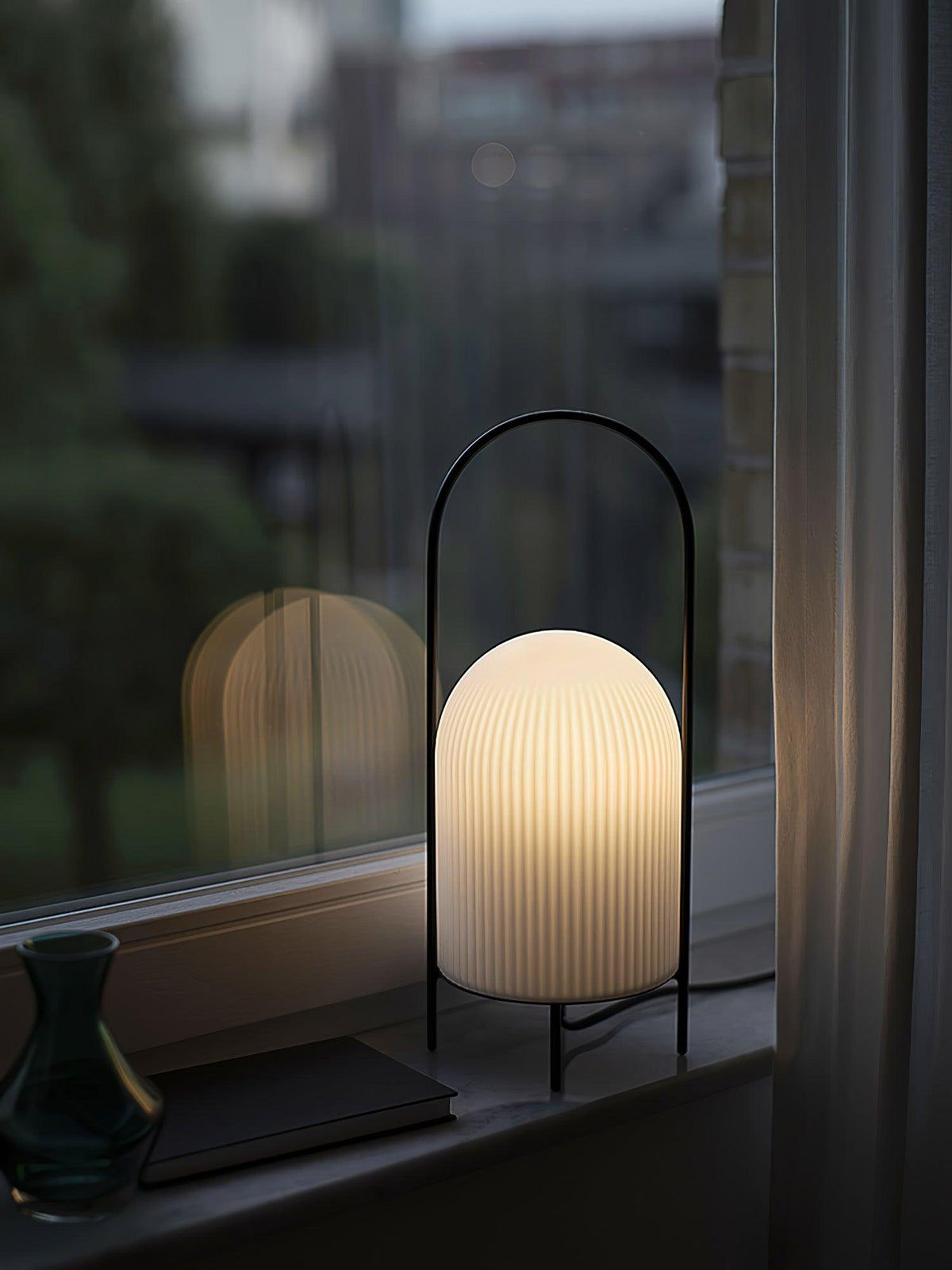 Firaie tafellamp van glas met minimalistisch ontwerp