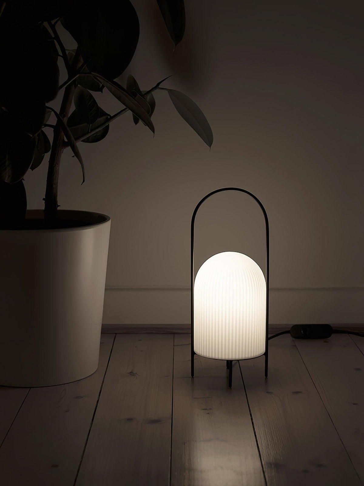 Firaie tafellamp van glas met minimalistisch ontwerp