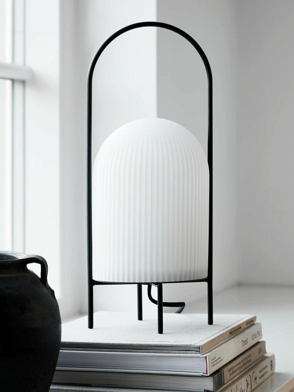 Firaie tafellamp van glas met minimalistisch ontwerp