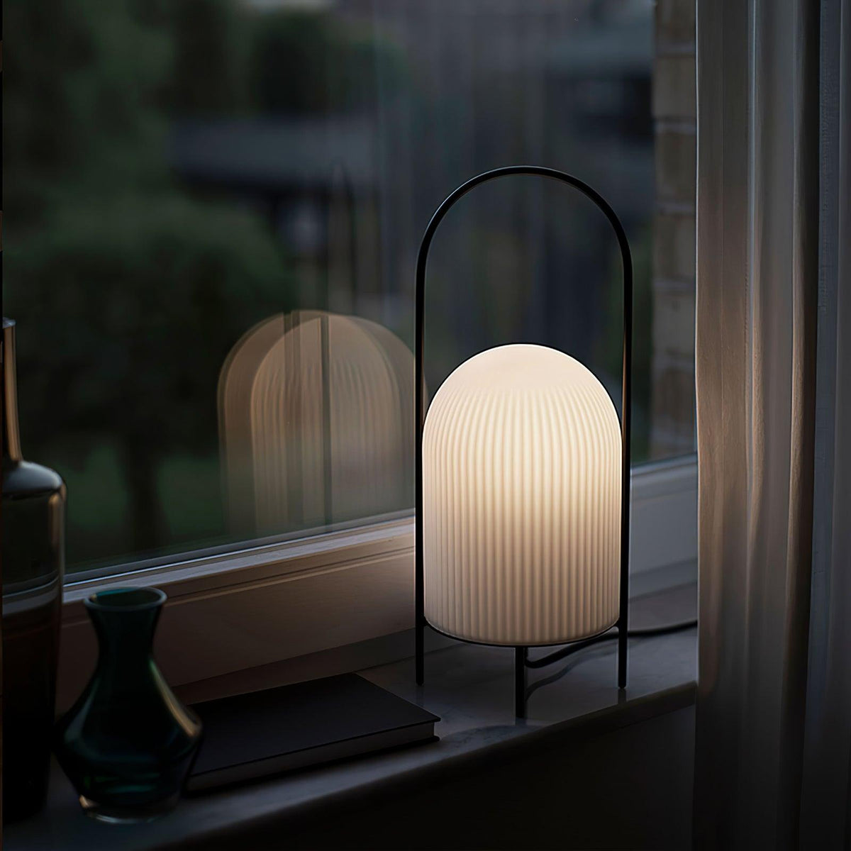 Firaie tafellamp van glas met minimalistisch ontwerp
