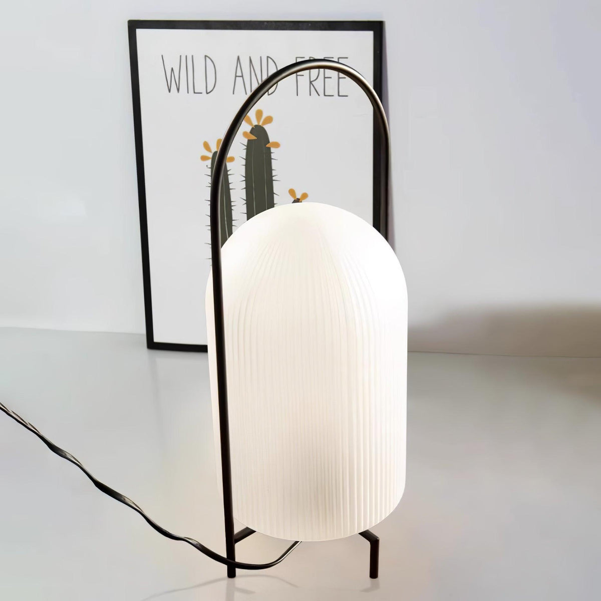 Firaie tafellamp van glas met minimalistisch ontwerp