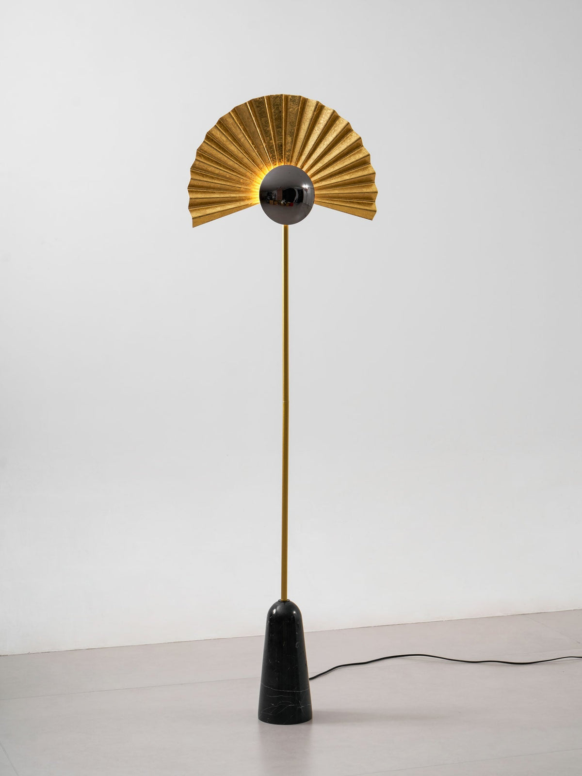 Solvaar vloerlamp met goudkleurige ventilatorkap