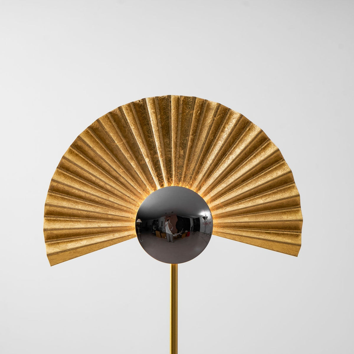 Solvaar vloerlamp met goudkleurige ventilatorkap
