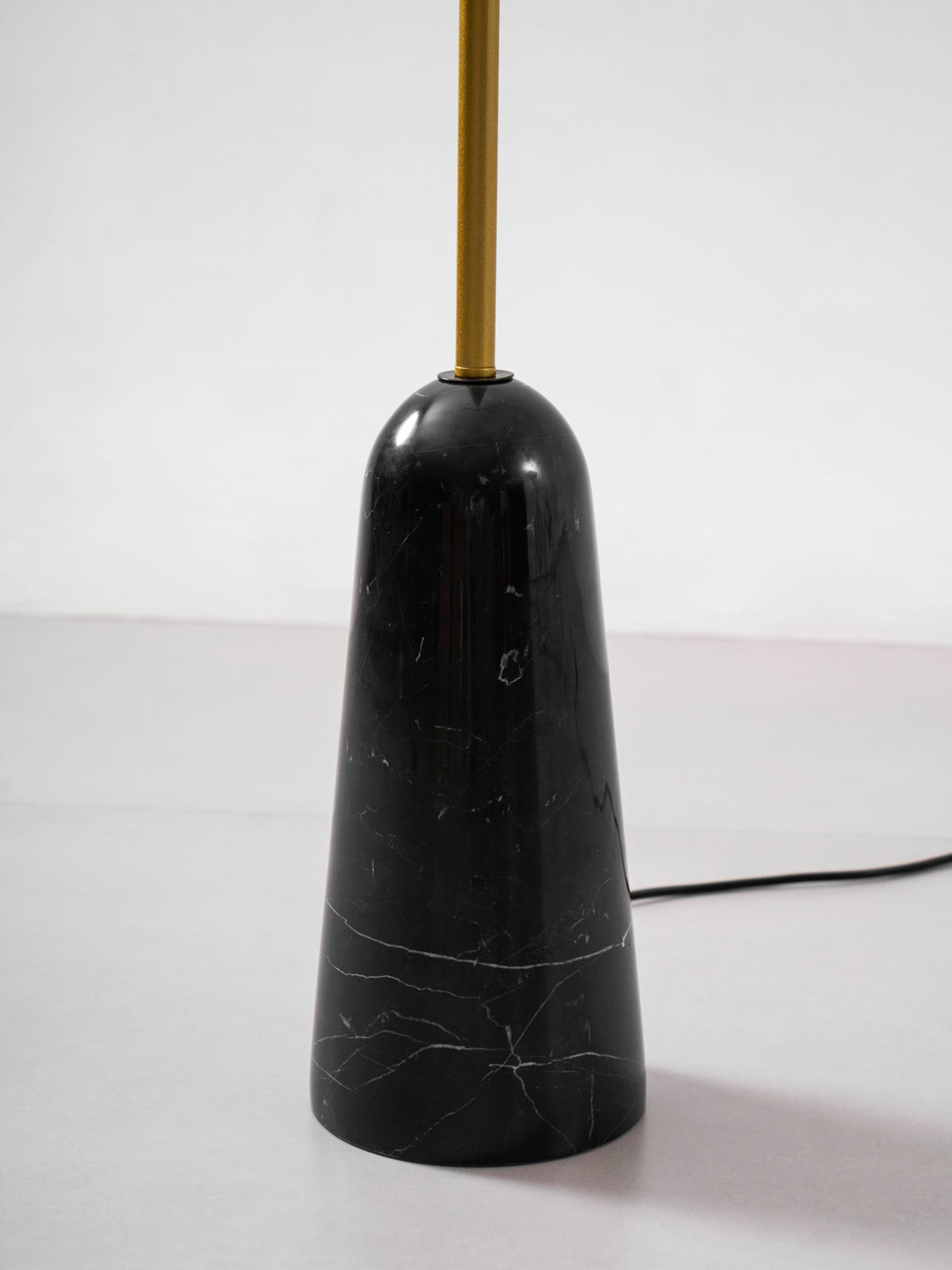 Solvaar vloerlamp met goudkleurige ventilatorkap