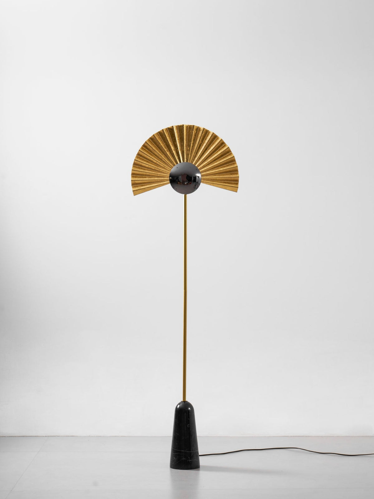 Solvaar vloerlamp met goudkleurige ventilatorkap