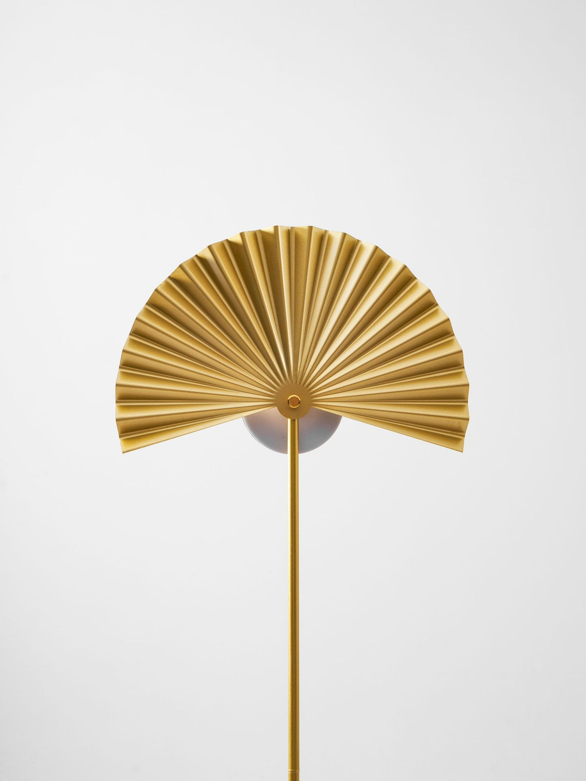 Solvaar vloerlamp met goudkleurige ventilatorkap