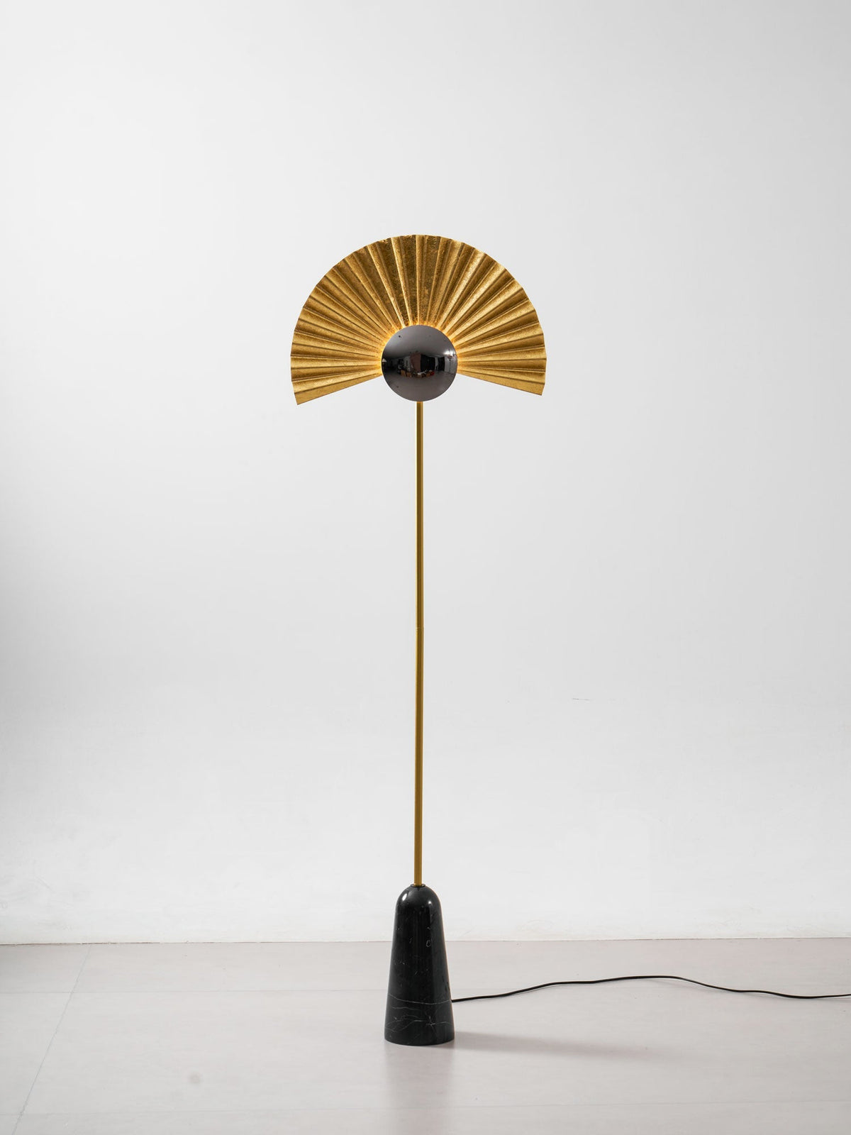 Solvaar vloerlamp met goudkleurige ventilatorkap