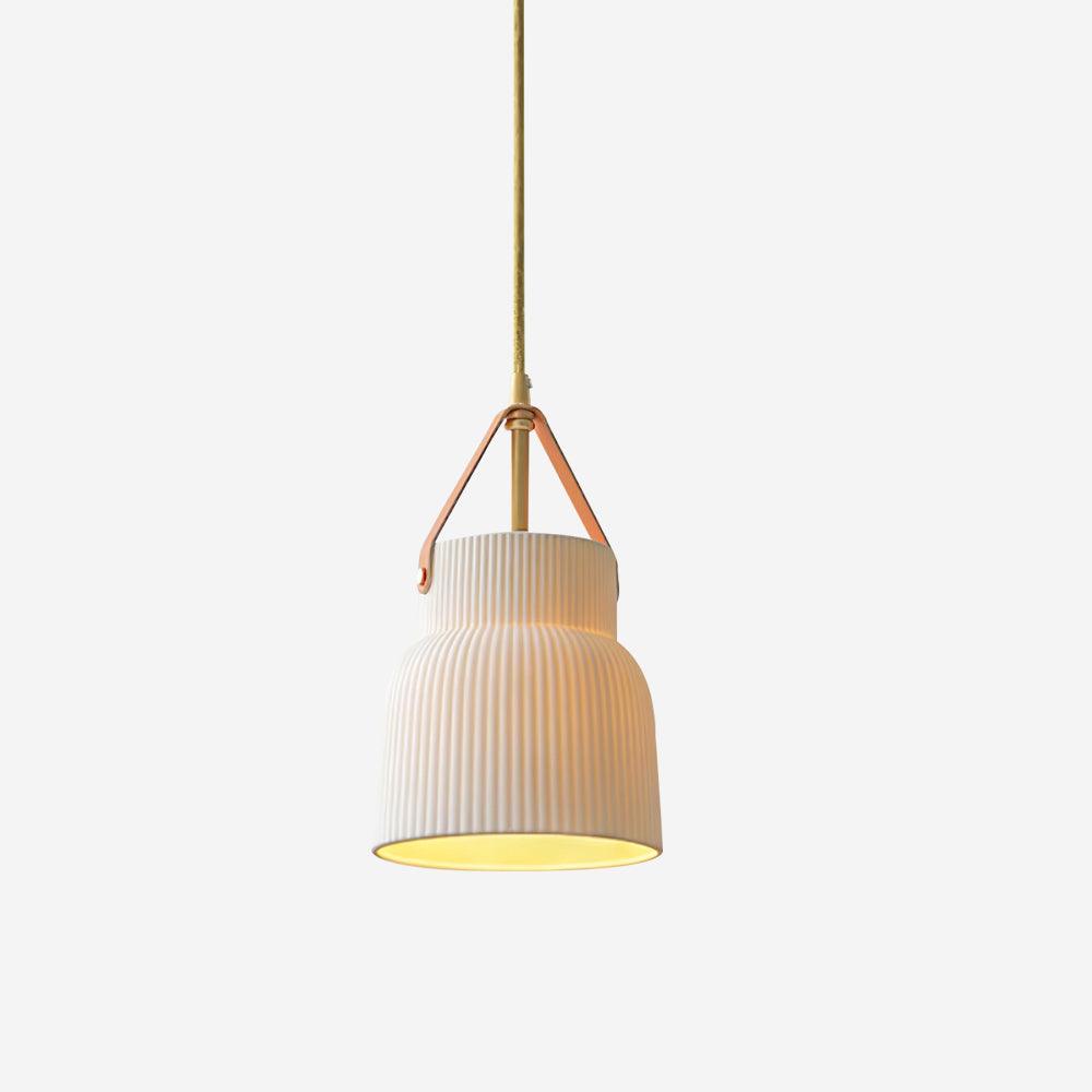 Moderne hanglamp met keramische geribbelde kap, messing en leerband