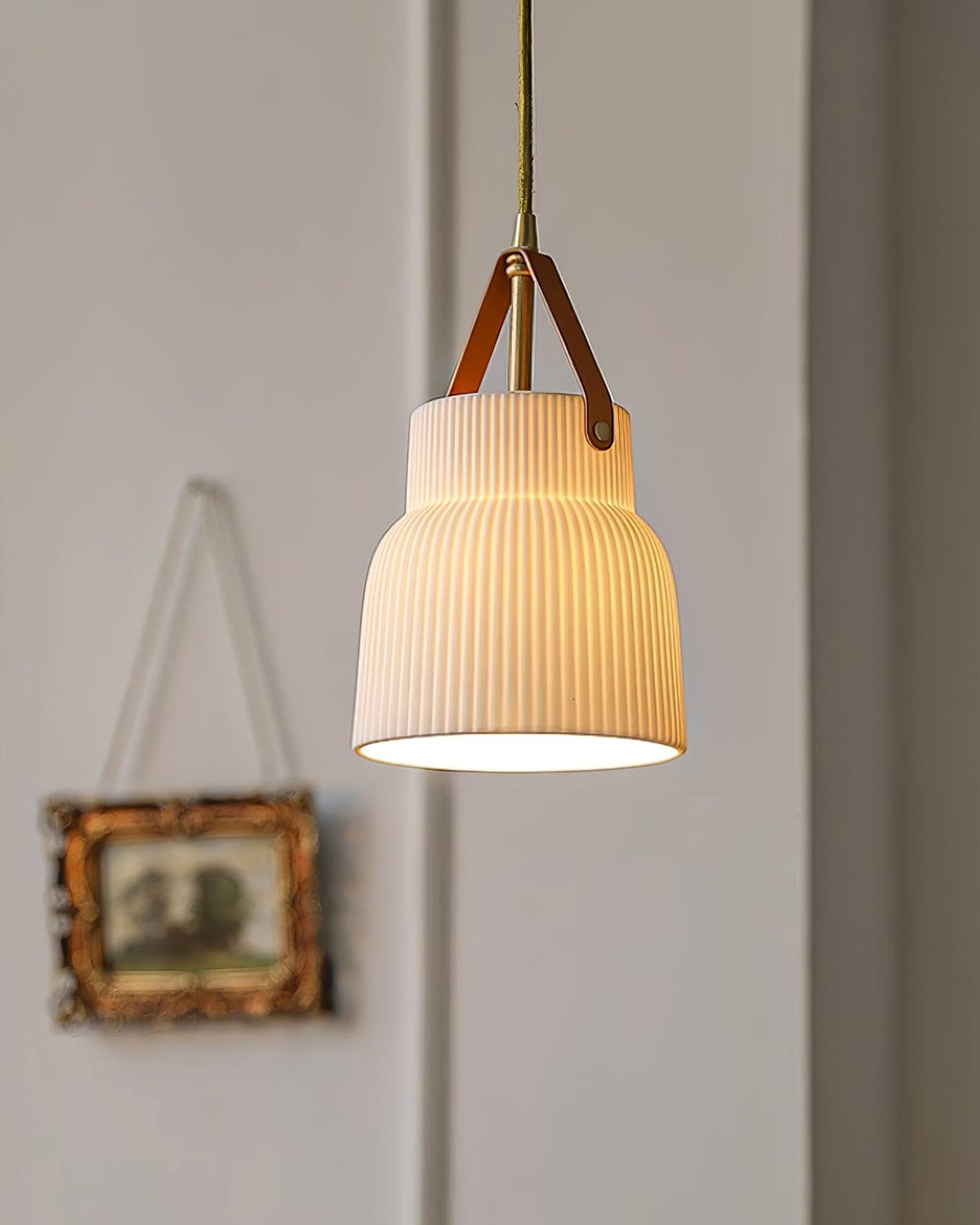 Moderne hanglamp met keramische geribbelde kap, messing en leerband