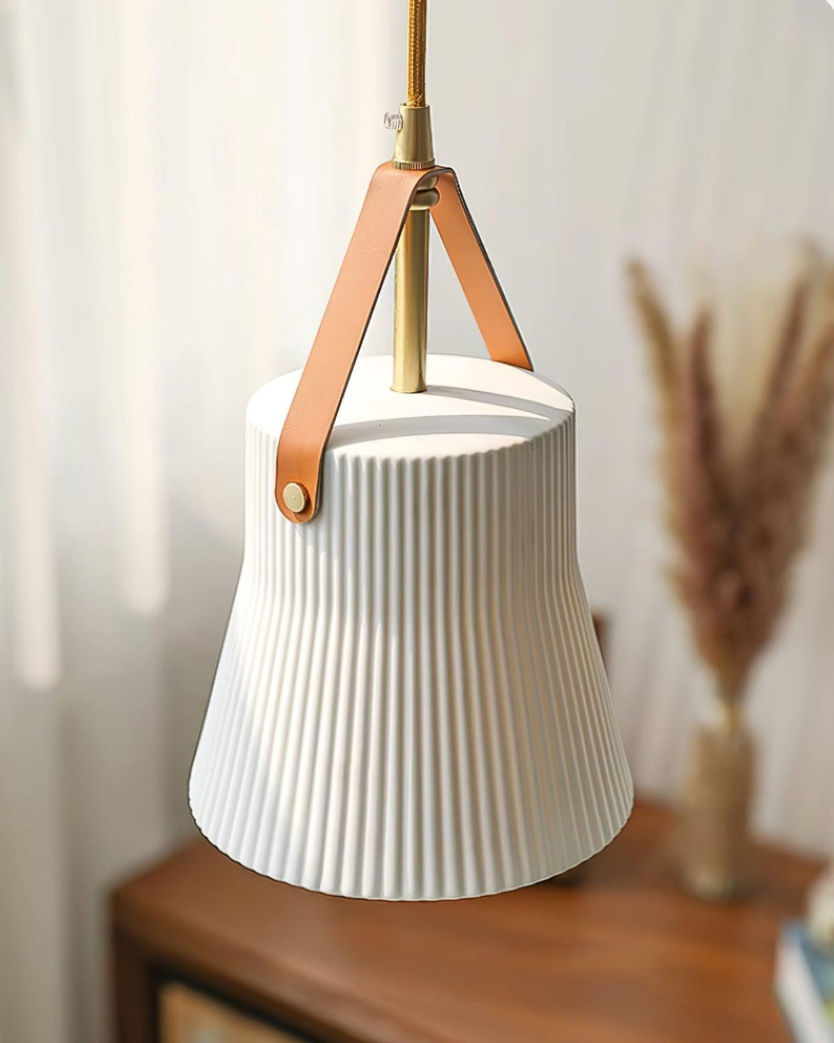 Moderne hanglamp met keramische geribbelde kap, messing en leerband