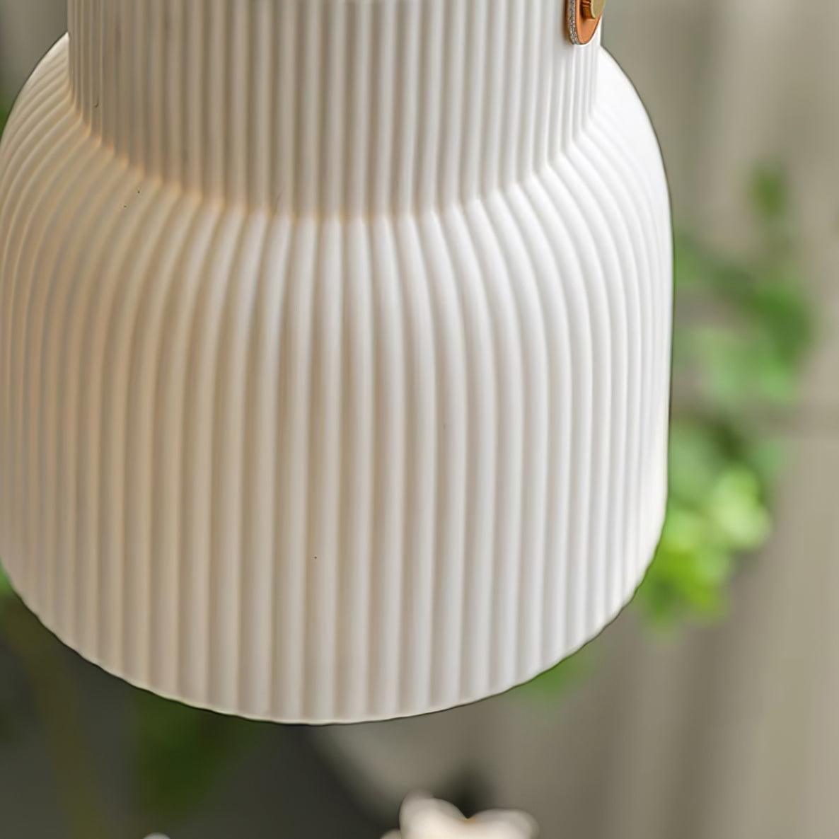 Moderne hanglamp met keramische geribbelde kap, messing en leerband