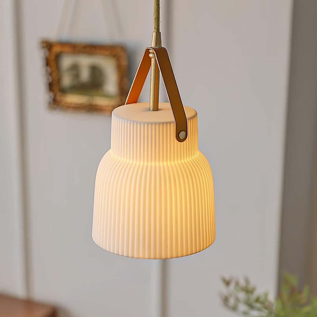 Moderne hanglamp met keramische geribbelde kap, messing en leerband