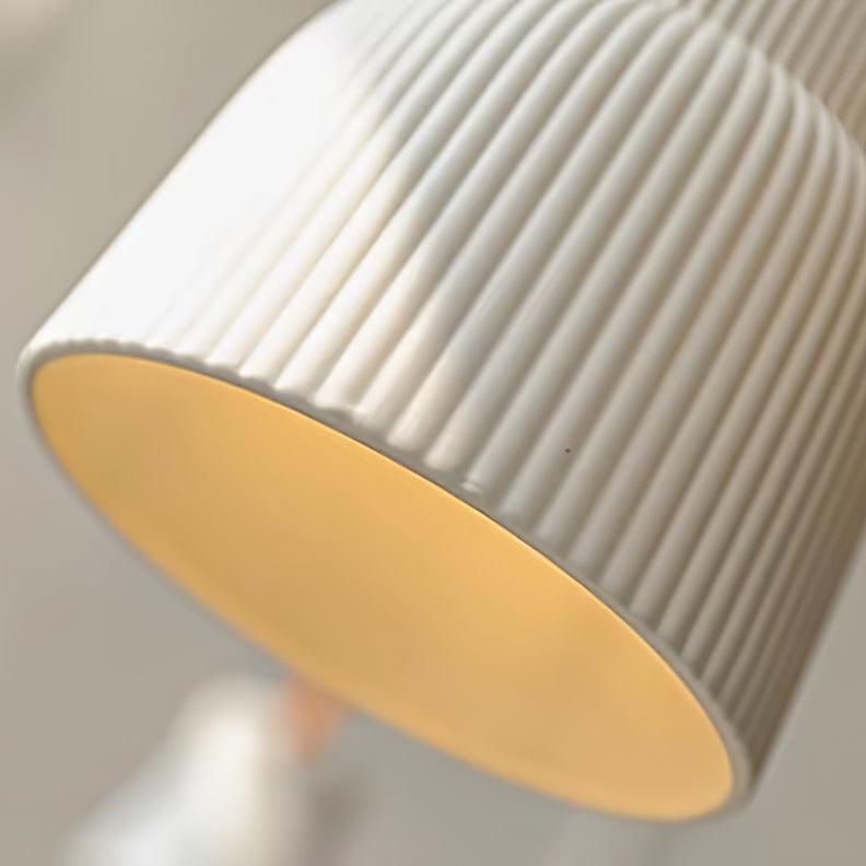 Moderne hanglamp met keramische geribbelde kap, messing en leerband