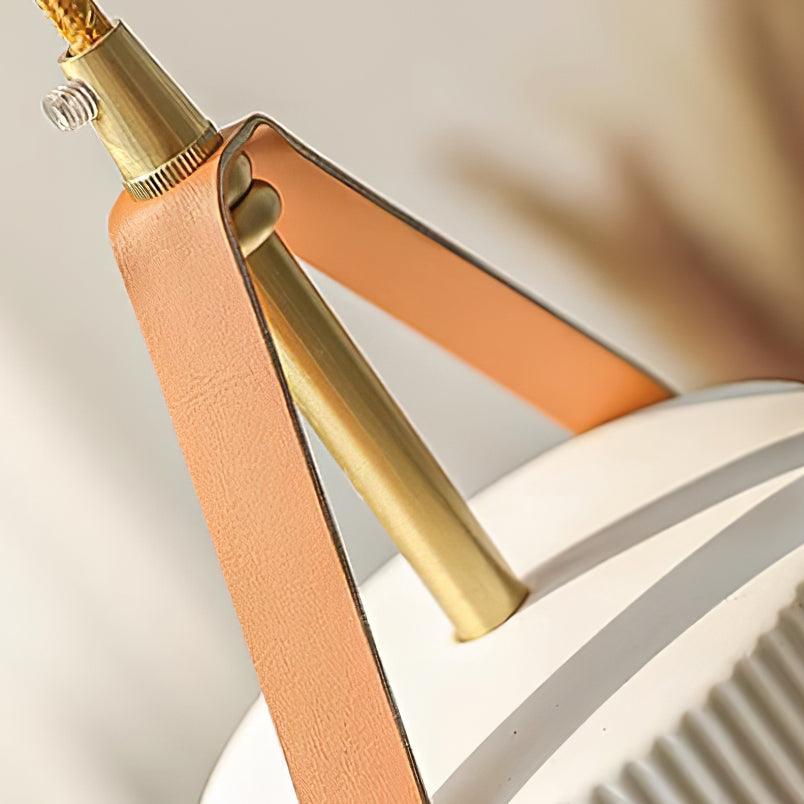 Moderne hanglamp met keramische geribbelde kap, messing en leerband