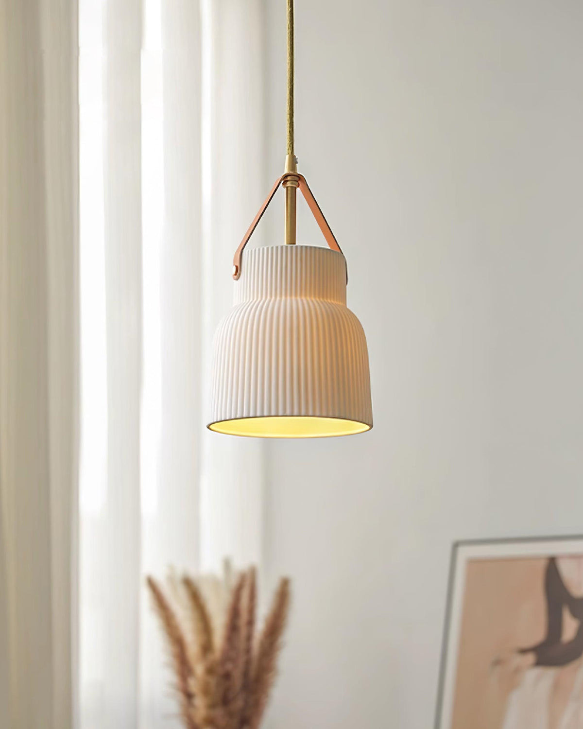 Moderne hanglamp met keramische geribbelde kap, messing en leerband