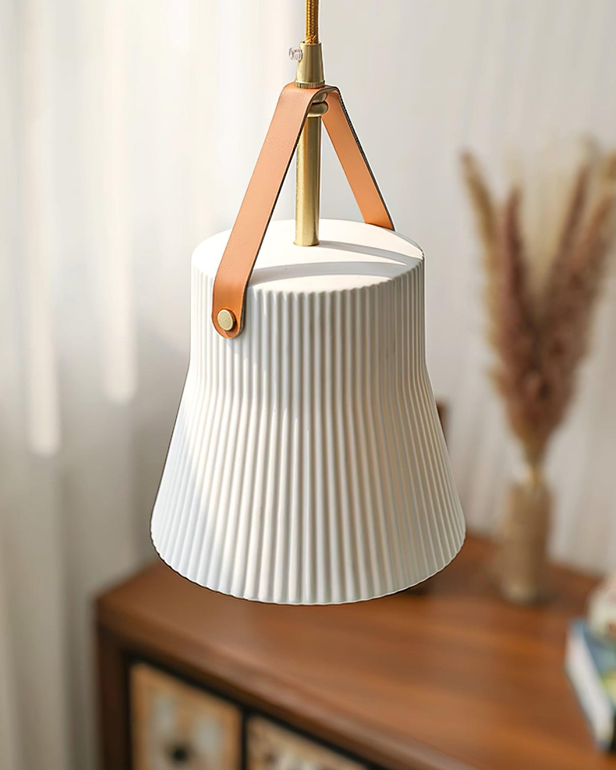 Moderne hanglamp met keramische geribbelde kap, messing en leerband