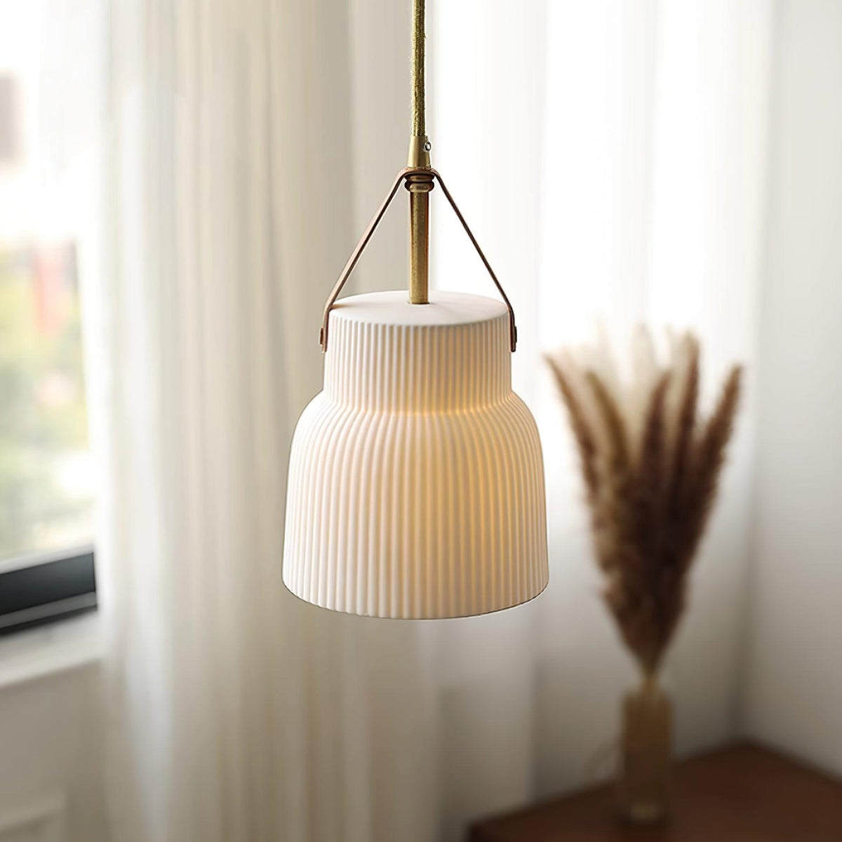 Moderne hanglamp met keramische geribbelde kap, messing en leerband