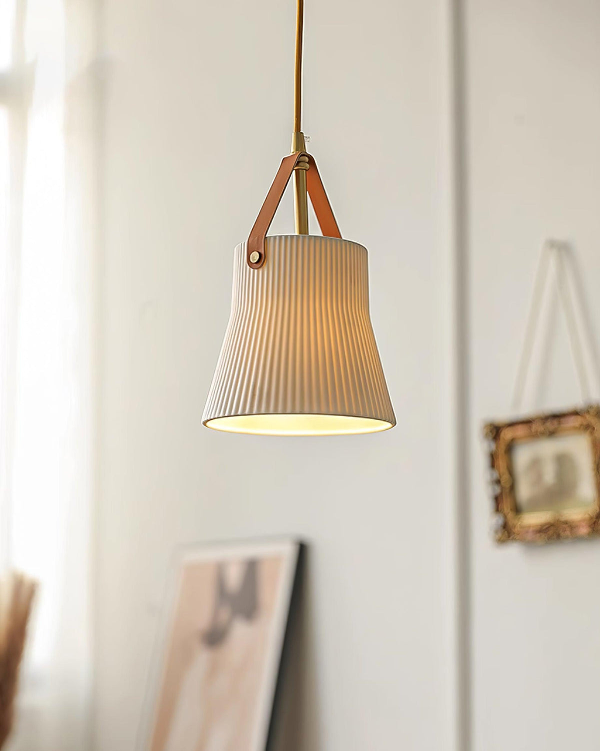 Moderne hanglamp met keramische geribbelde kap, messing en leerband