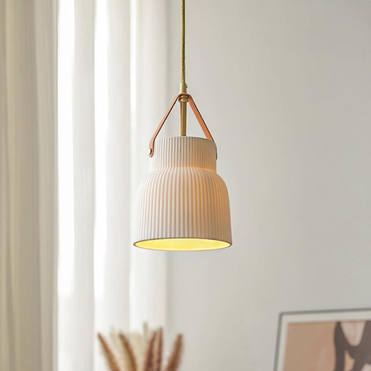 Moderne hanglamp met keramische geribbelde kap, messing en leerband