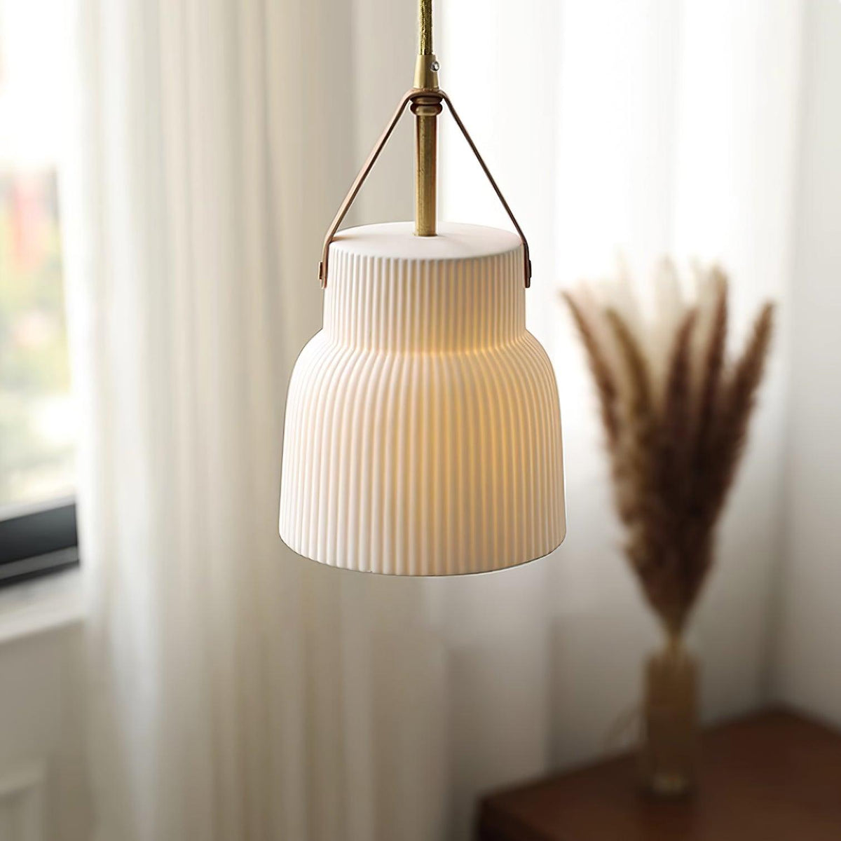 Moderne hanglamp met keramische geribbelde kap, messing en leerband