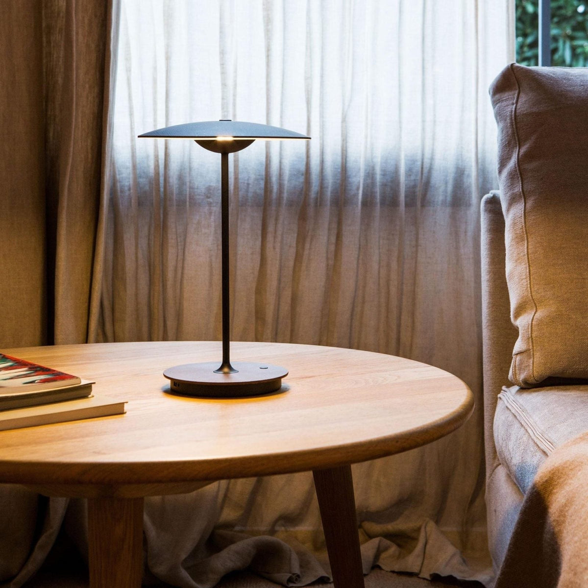Elaarelia tafellamp slank minimalistisch