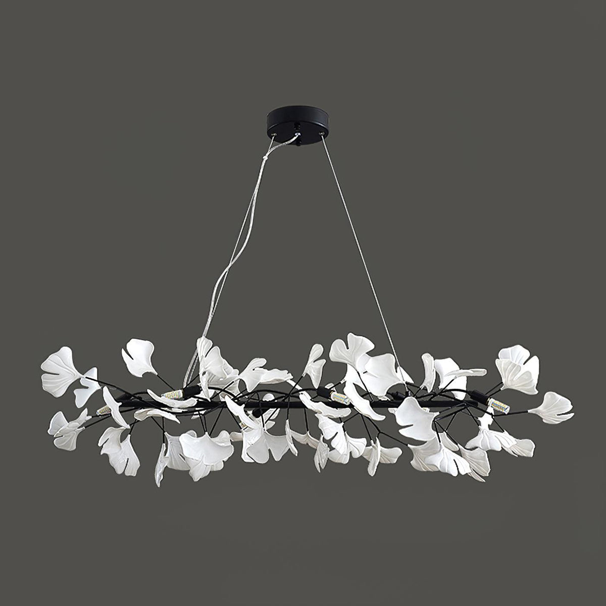 Moderne kroonluchter met metalen frame, keramische gingko-kap in witte goudkleurige afwerking