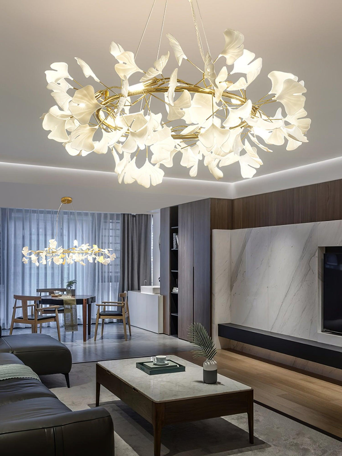 Moderne kroonluchter met metalen frame, keramische gingko-kap in witte goudkleurige afwerking