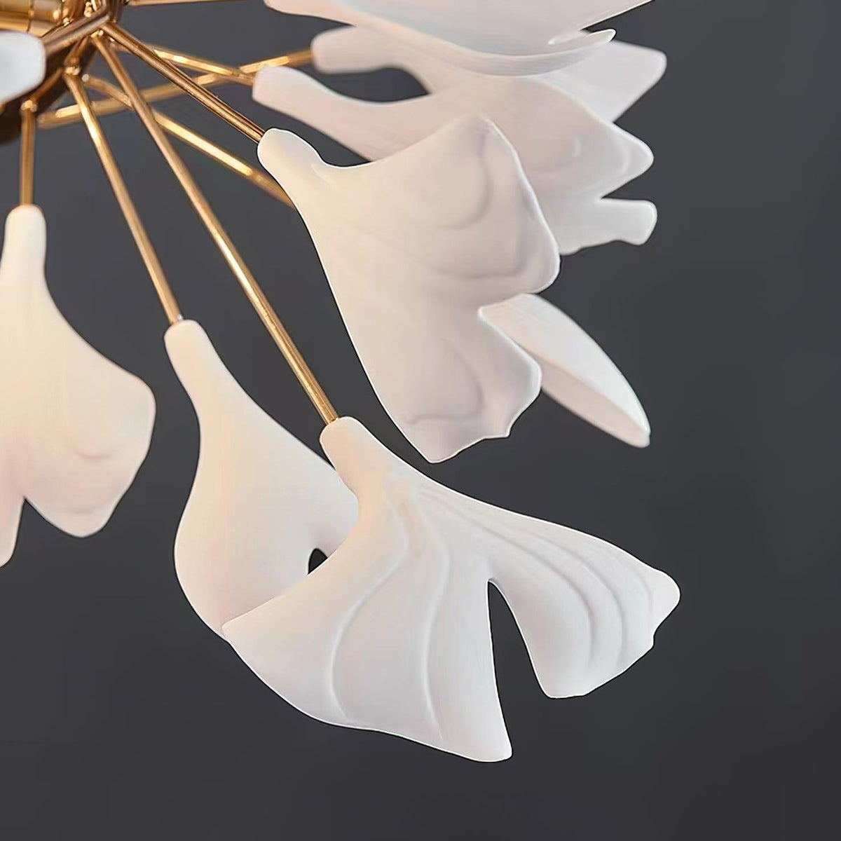 Moderne kroonluchter met metalen frame, keramische gingko-kap in witte goudkleurige afwerking