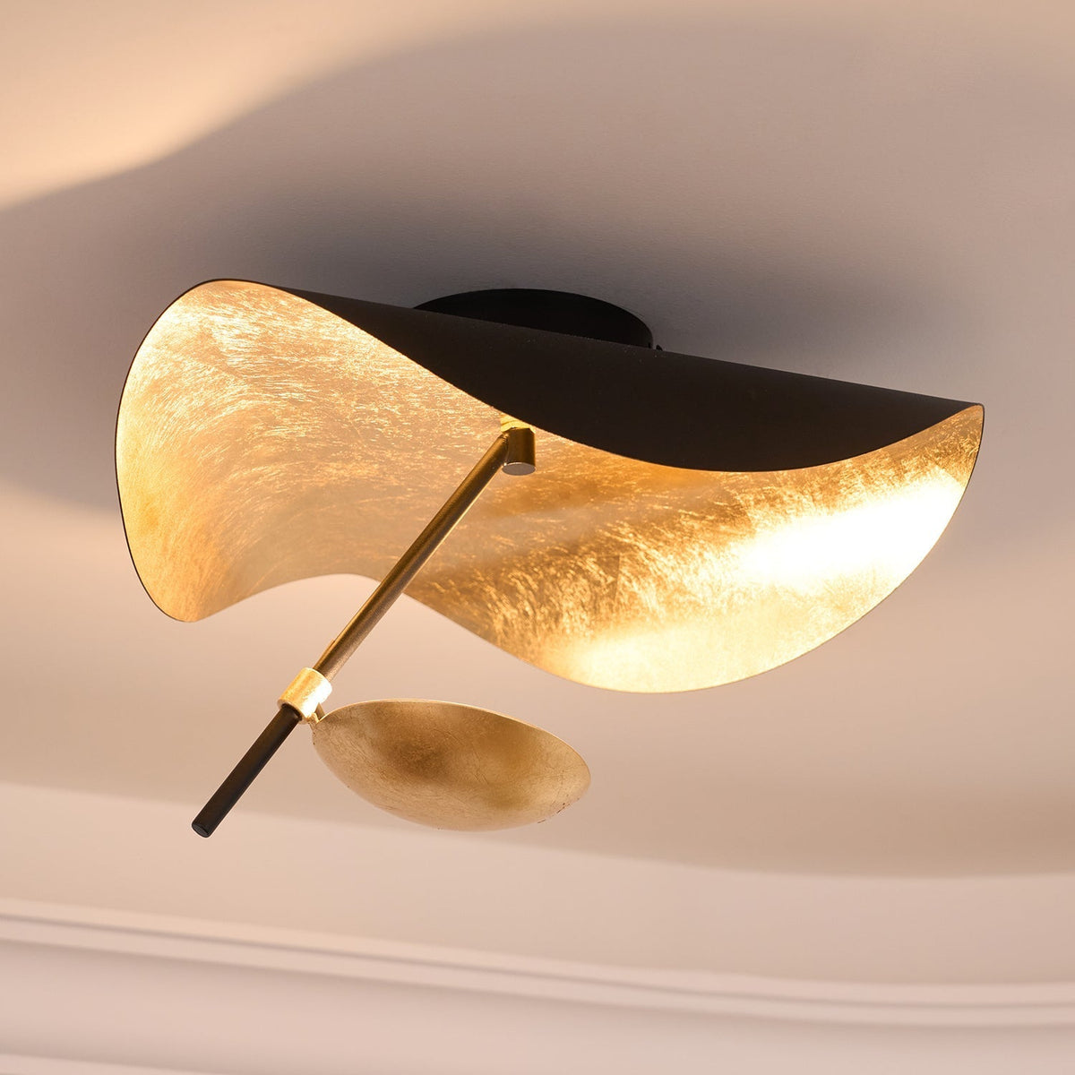 Solenena plafondlamp gebogen kap gouden binnenkant