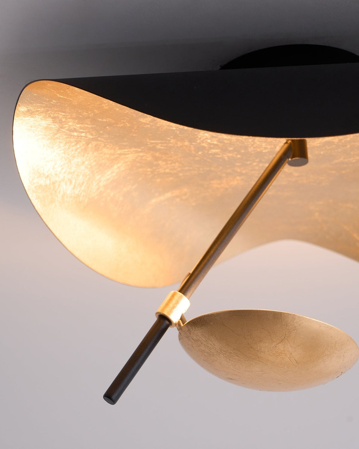 Solenena plafondlamp gebogen kap gouden binnenkant