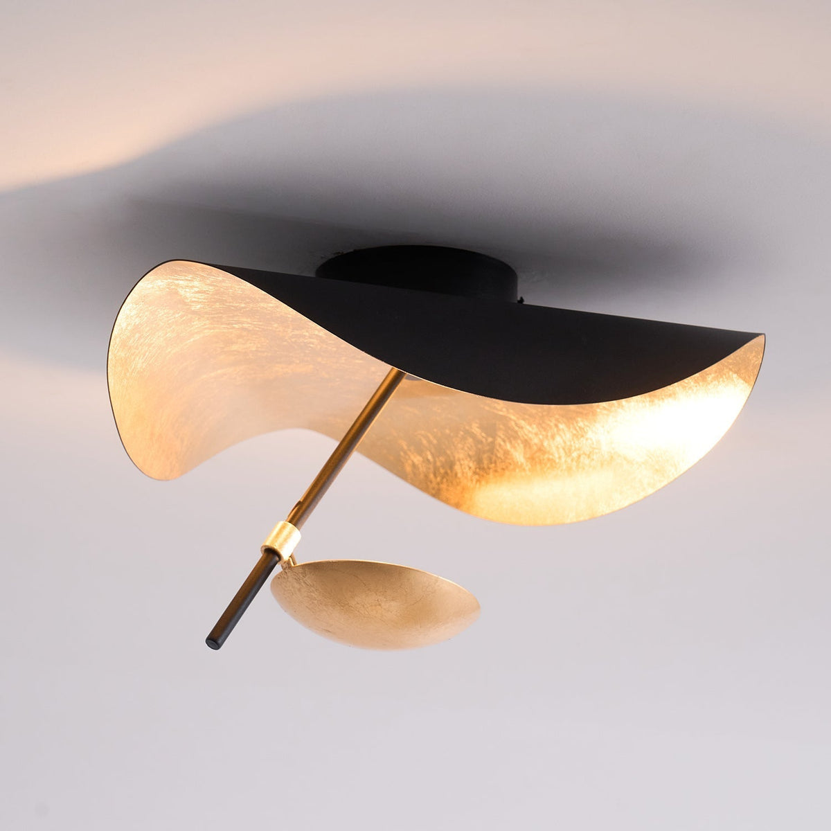 Solenena plafondlamp gebogen kap gouden binnenkant