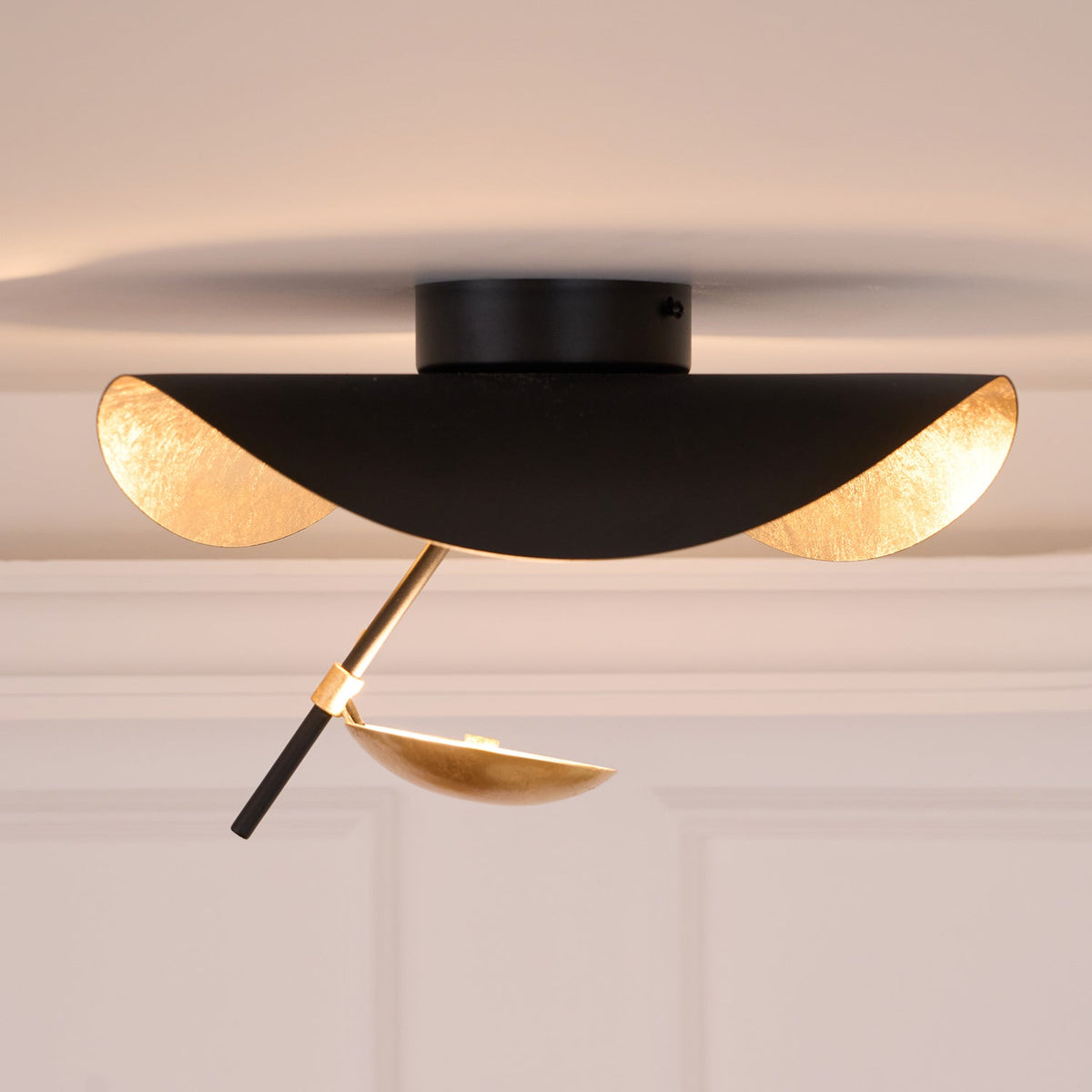 Solenena plafondlamp gebogen kap gouden binnenkant