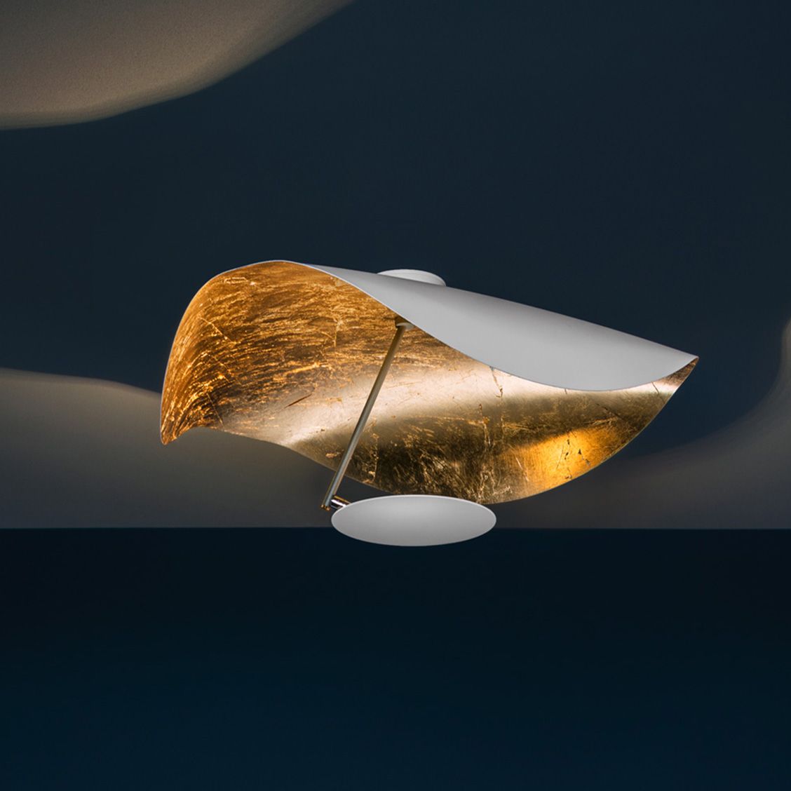 Solenena plafondlamp gebogen kap gouden binnenkant