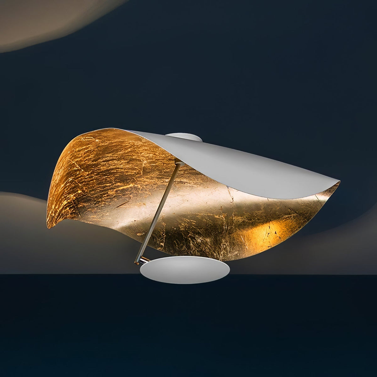 Solenena plafondlamp gebogen kap gouden binnenkant