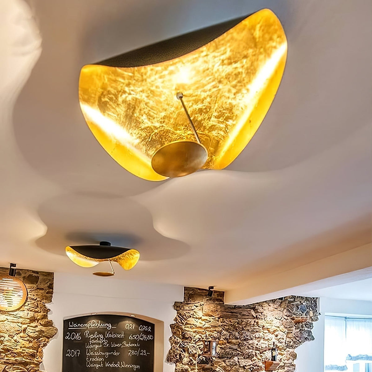Solenena plafondlamp gebogen kap gouden binnenkant