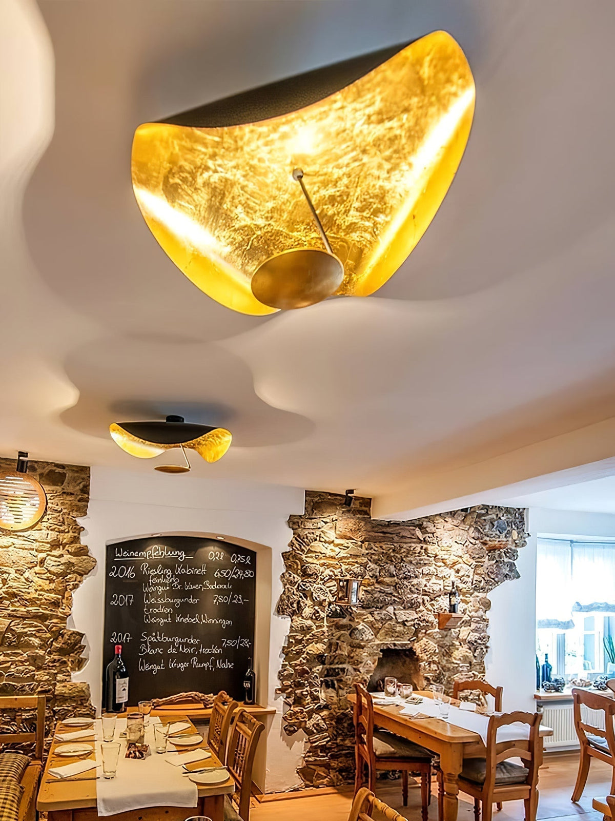 Solenena plafondlamp gebogen kap gouden binnenkant