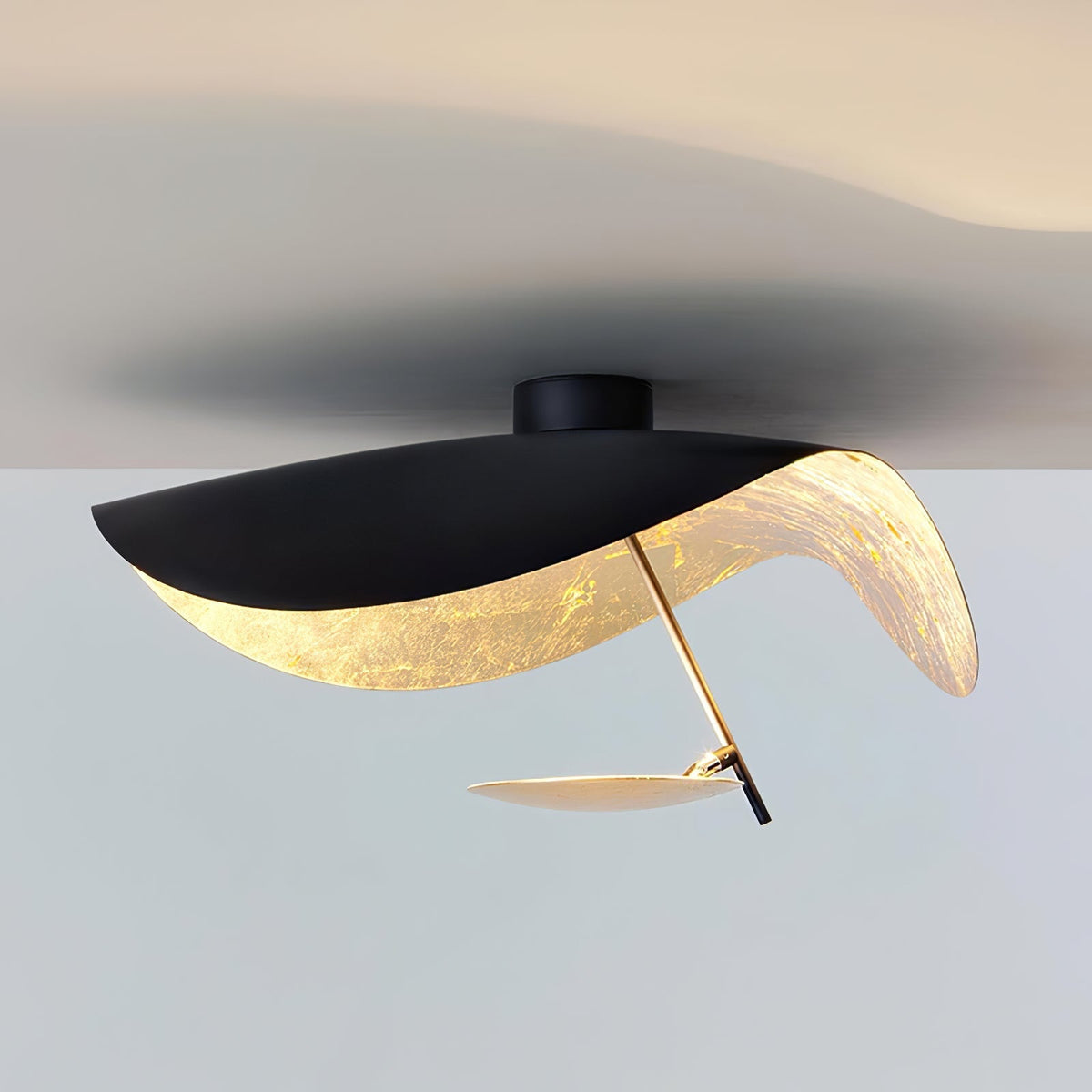 Solenena plafondlamp gebogen kap gouden binnenkant
