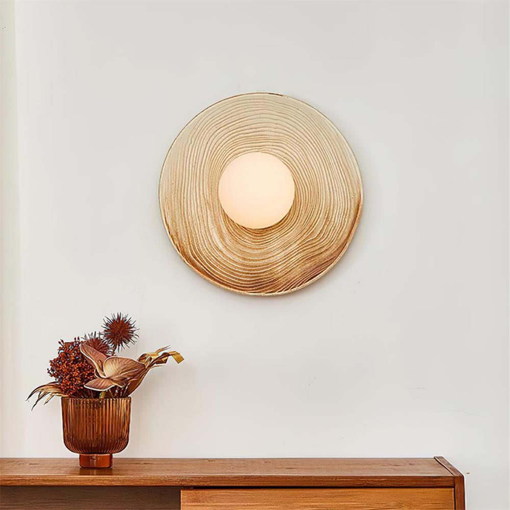 Moderne wandlamp met textuurkeramische schijf en houten accent voor entrees