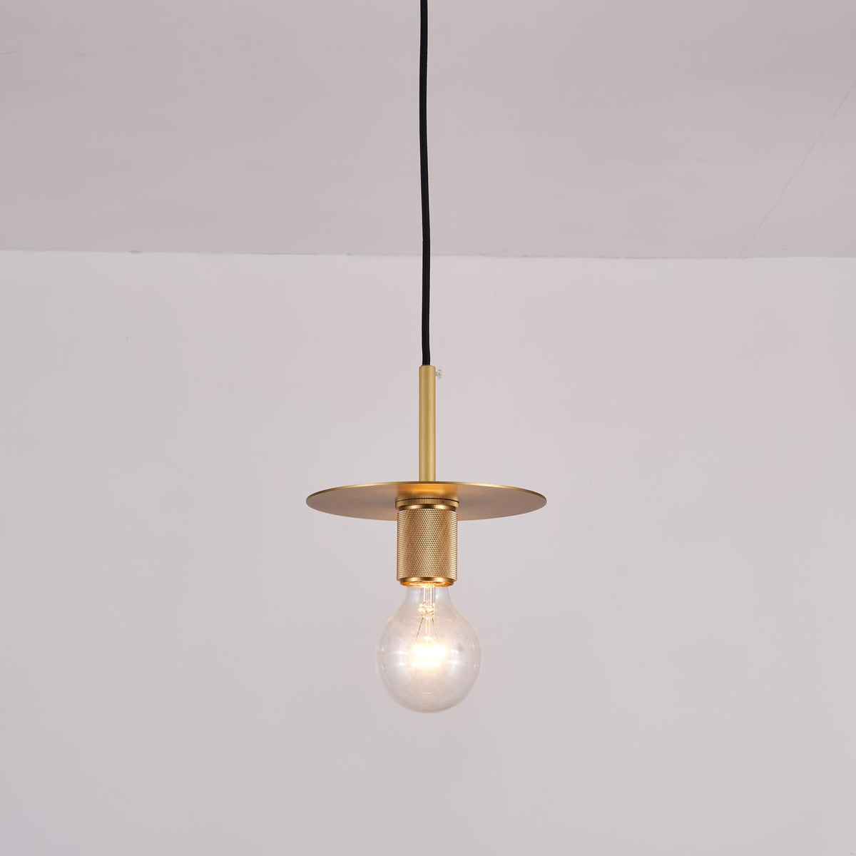 Allirus Moderne hanglamp van messing met minimalistisch Noords ontwerp