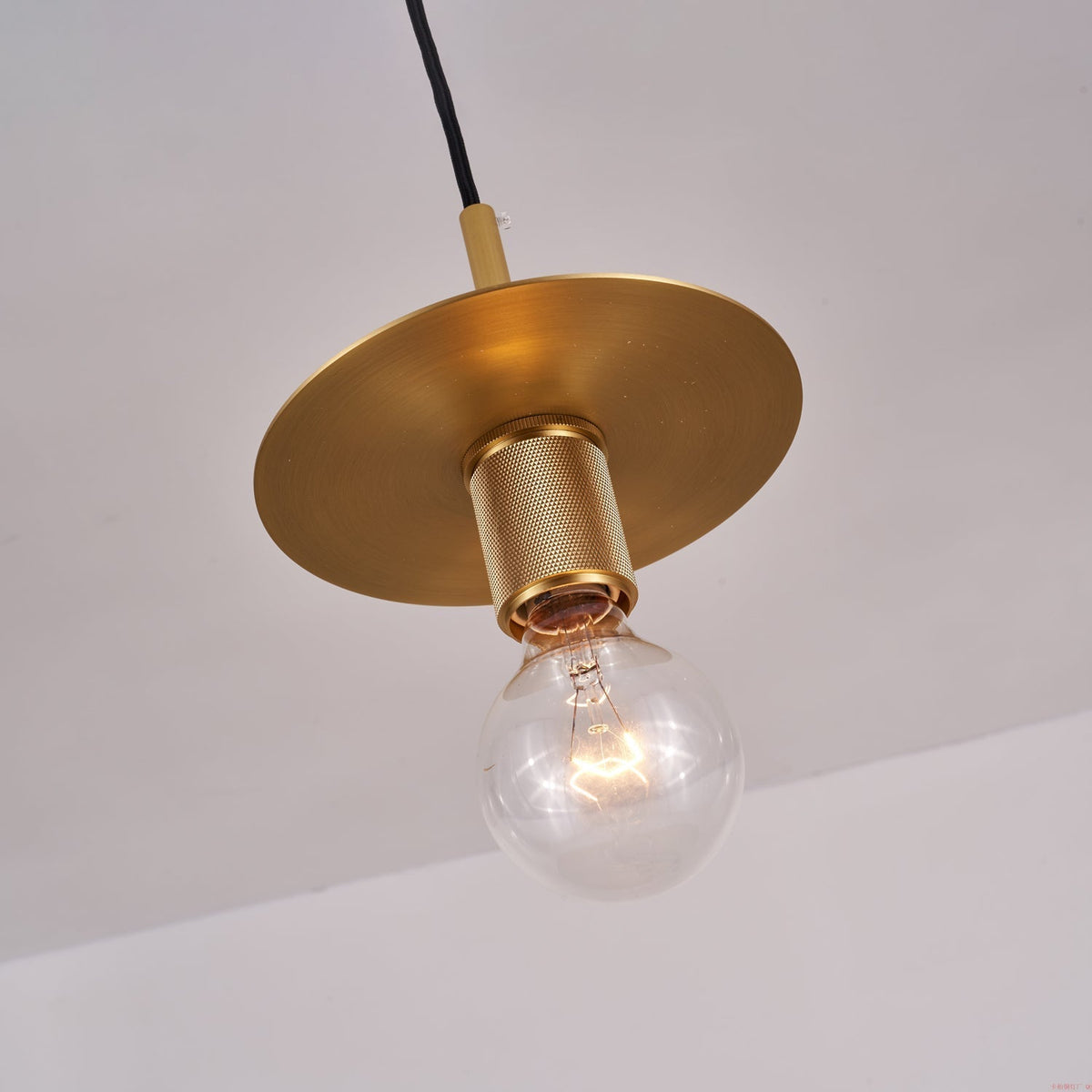 Allirus Moderne hanglamp van messing met minimalistisch Noords ontwerp
