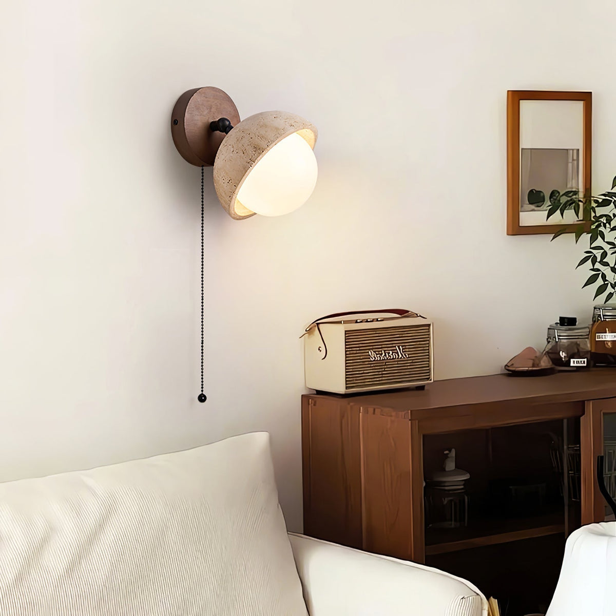 Cavix wandlamp met halve maan van geel travertin en walnoothout
