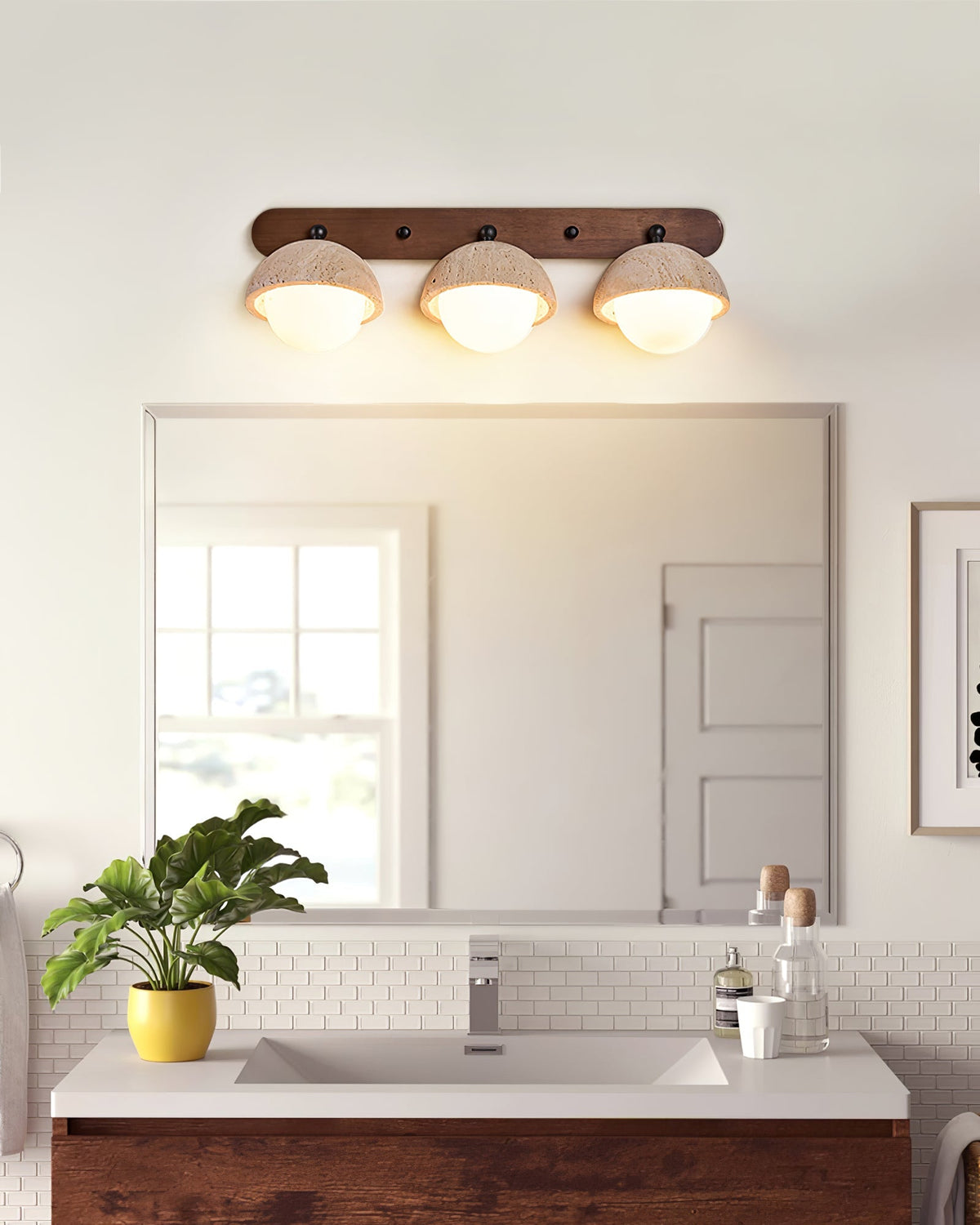 Cavix wandlamp met halve maan van geel travertin en walnoothout
