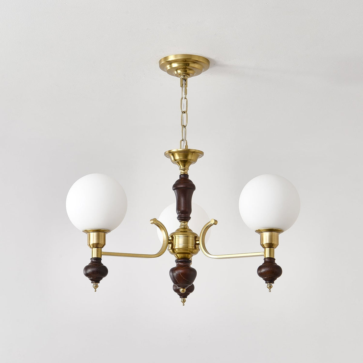Nesvin Kroonluchter Hout & messing bollen Orb
