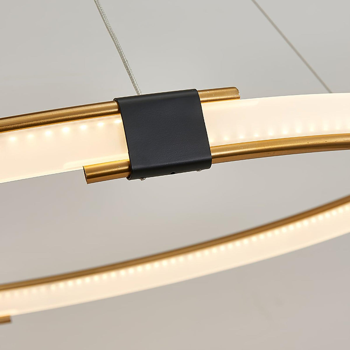 Lavi Kroonluchter met Gouden Ring LED Halo Modern