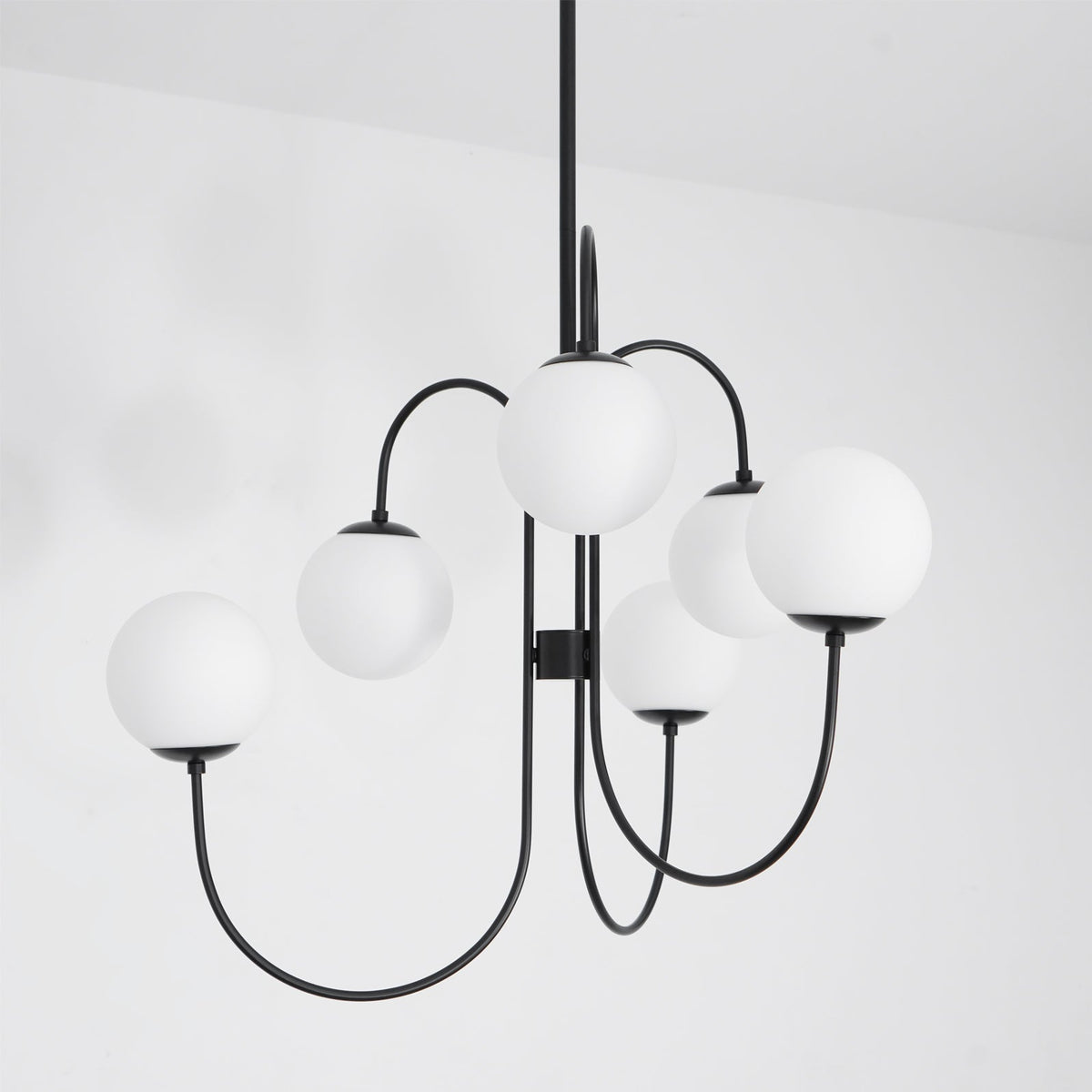 Auruaria kroonluchter met gebogen messing armen en glazen bollen
