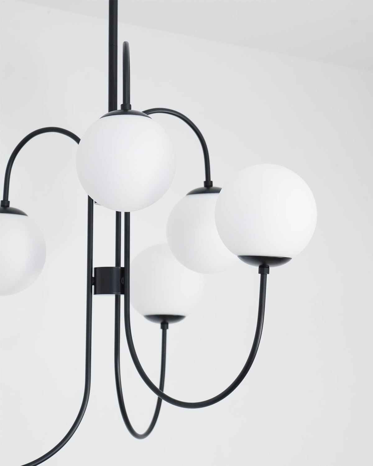 Auruaria kroonluchter met gebogen messing armen en glazen bollen